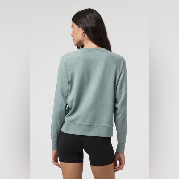 VUORI Long Sleeve Halo Crew. Size Large.
Color: Vintage Pistachio Heather - Picture 3 of 9